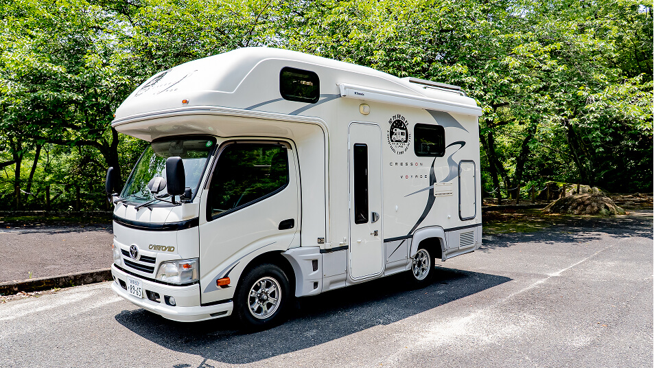 緑豊かな駐車場に停車しているクレソンボヤージュW(4WD)キャンピングカー